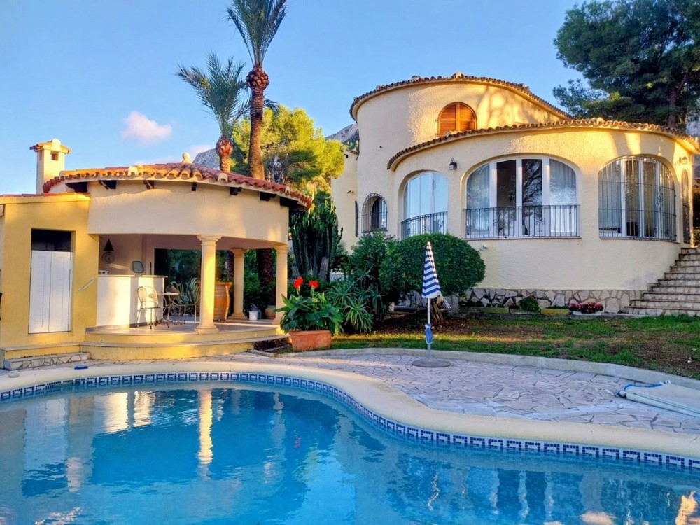 Villa located in a quiet area of ​​Denia