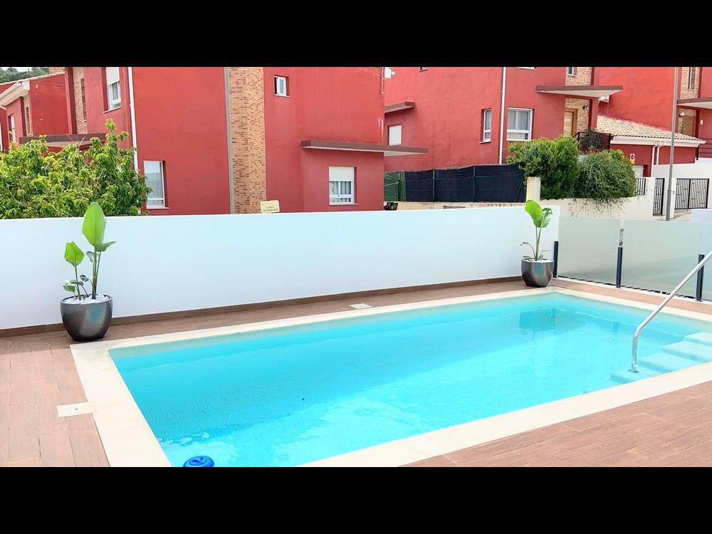Modern terraced house with large terrace and swimming pool in Alzira